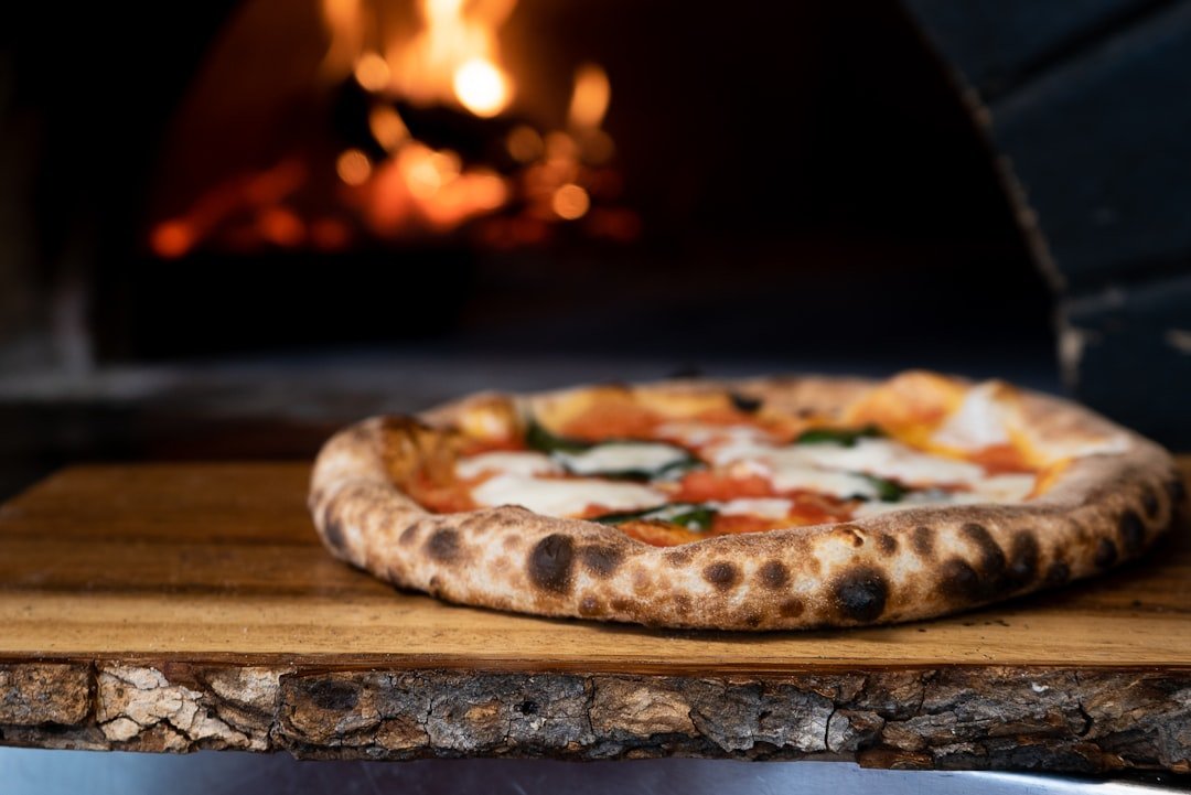 Pizza napolitaine cuite dans un four à gaz, parfaite et savoureuse