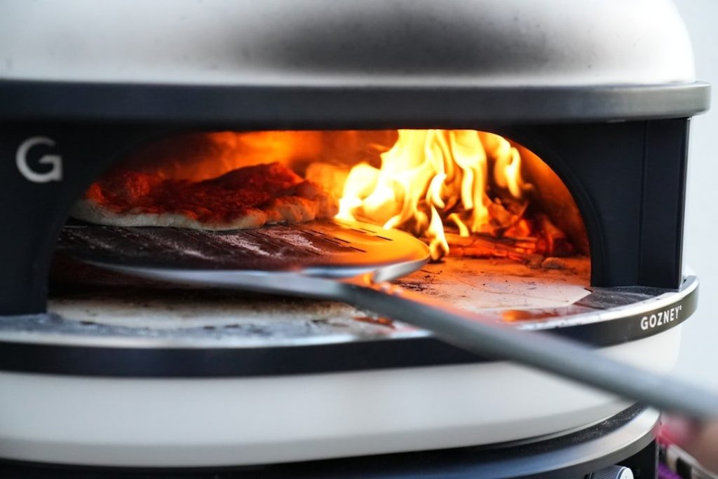 Installer four à pizza gaz : astuces gain de place 2 Installation d'un four à pizza à gaz dans un espace extérieur bien aménagé et optimisé.